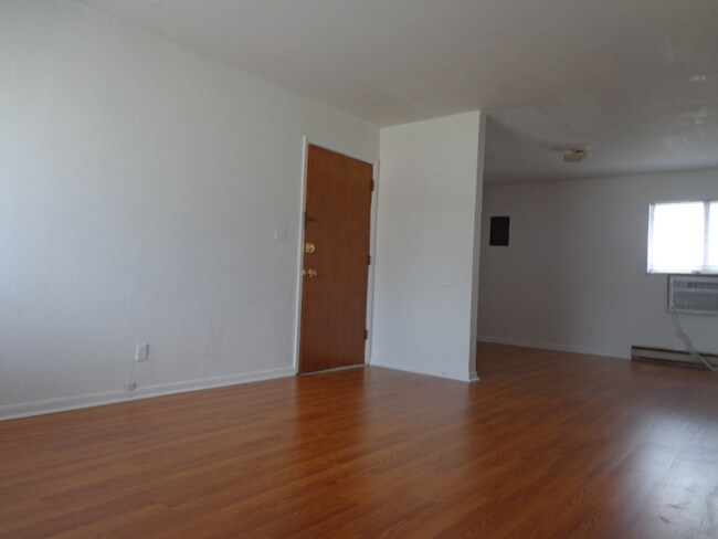 Building Photo - 712 Cedar Dr