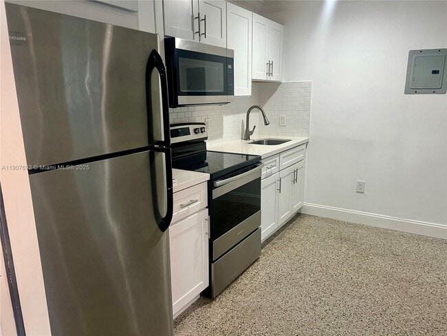 Building Photo - 1405 SE 2nd St