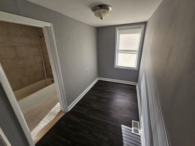 Building Photo - 3 Bedroom 2 bathroom Townhouse in Pigtown