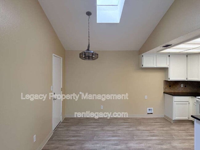 Building Photo - 7733 Robinette Rd