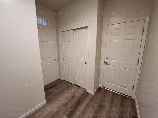 Building Photo - 3 bedroom/ 2 bathroom home located in a cu...