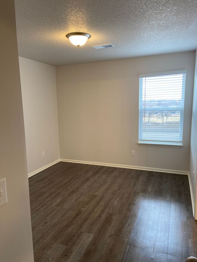 Building Photo - *Pre-leasing* | Three Bedroom | Two Bath H...
