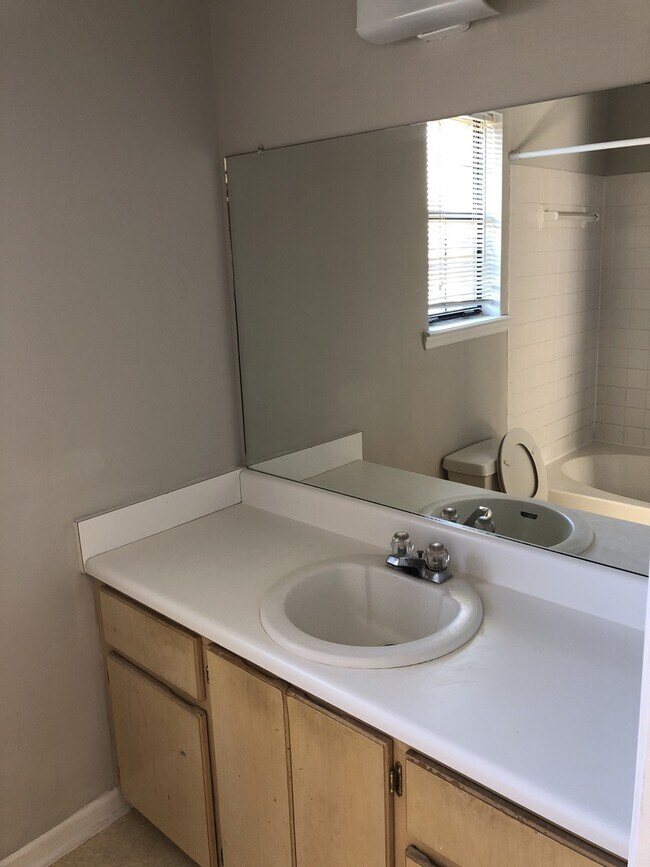 Building Photo - 3 bed 2 bath Pet friendly Home