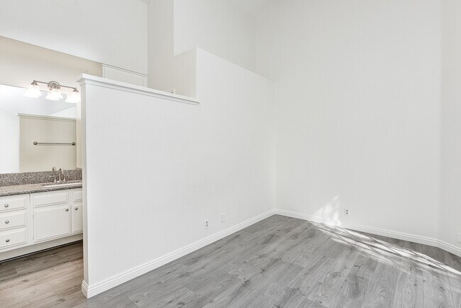 Building Photo - Remodeled 3 Bed Penthouse Condo