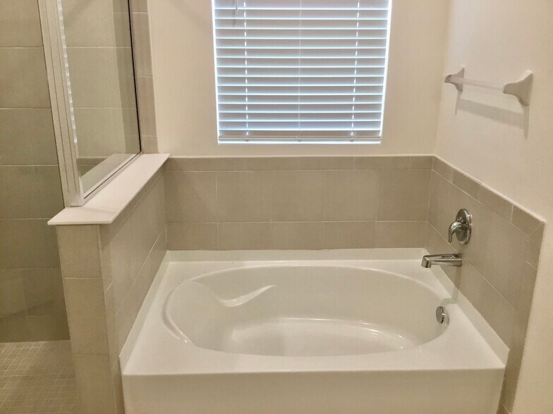 Master Bath - 6185 SW 93rd Loop