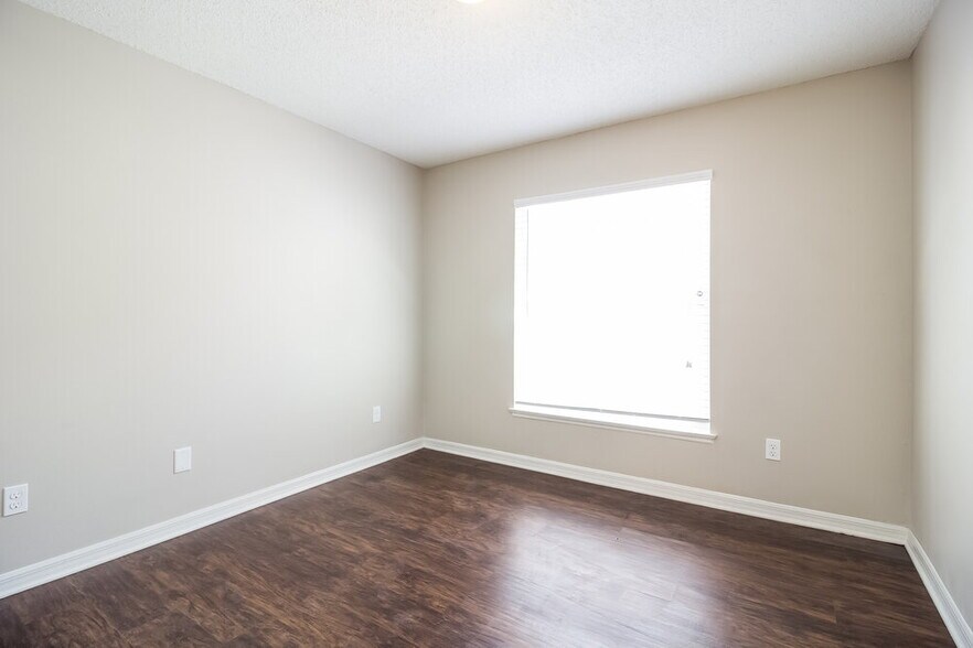 Building Photo - 4240 Forest Island Dr