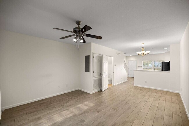 Building Photo - 2BR Townhome in Wynchase | Dual Suites + Screened Lanai