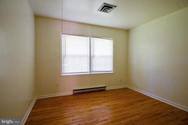 Building Photo - 3409 Beverly Dr