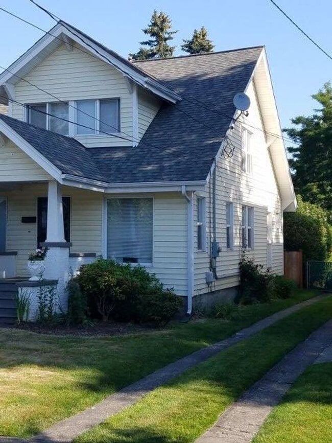 Building Photo - Beautiful 4 Bedroom Home Available in Down...