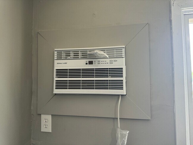 Building Photo - 1315 N Dowling Ave