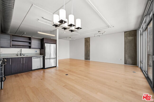 Building Photo - 1100 S Hope St