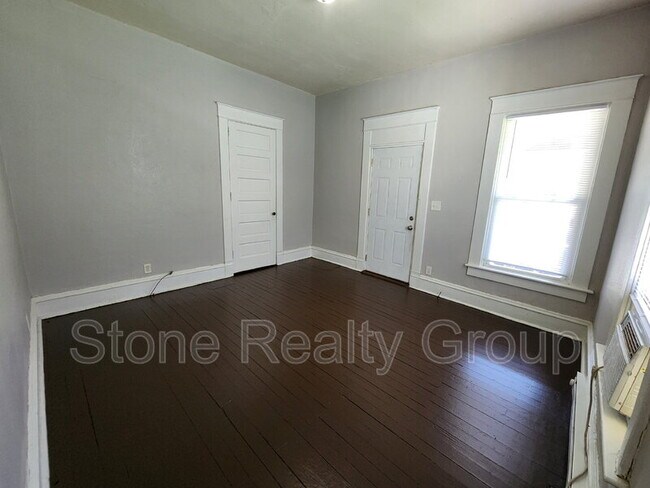 Building Photo - 812 College Ave