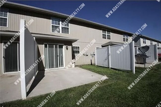 Building Photo - Spacious 3 Bedroom/2.5 Bath Townhome in Platte City-Available in JULY!!