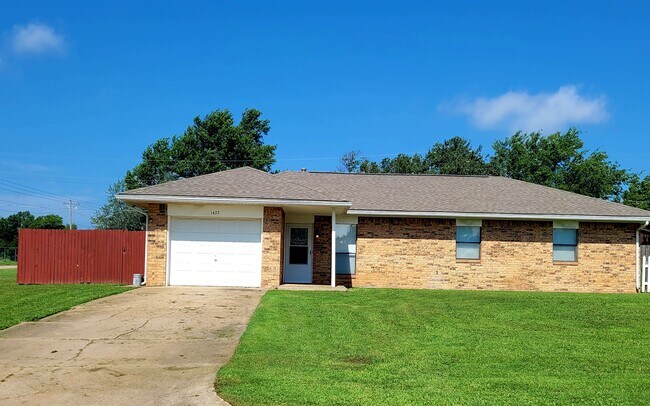 Primary Photo - 1437 S Will Rogers Dr