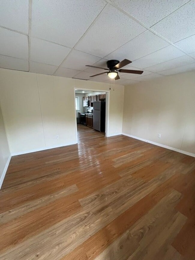 Building Photo - 3 bedroom 2 bathroom