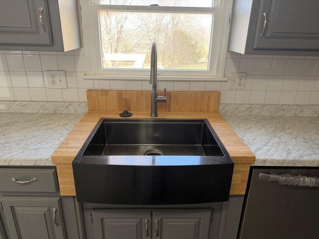 Building Photo - AVAILABLE APRIL 3RD