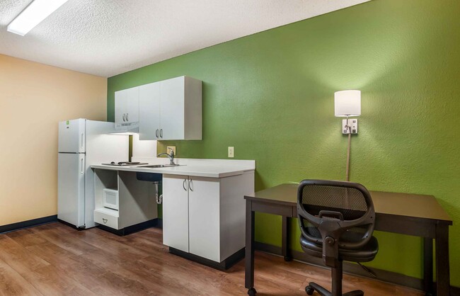 Building Photo - Furnished Studio-Palm Springs - Airport