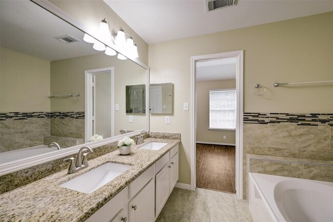 Building Photo - 117 N Villa Oaks Dr