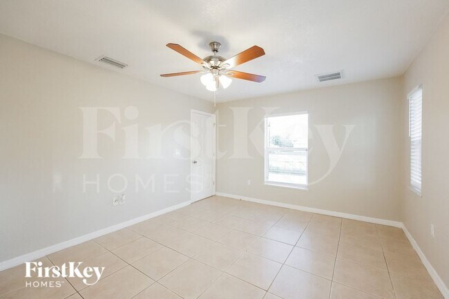 Building Photo - 652 Keller St E