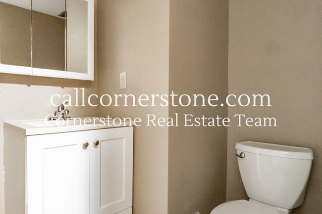 Building Photo - 2570 Clarendon Dr