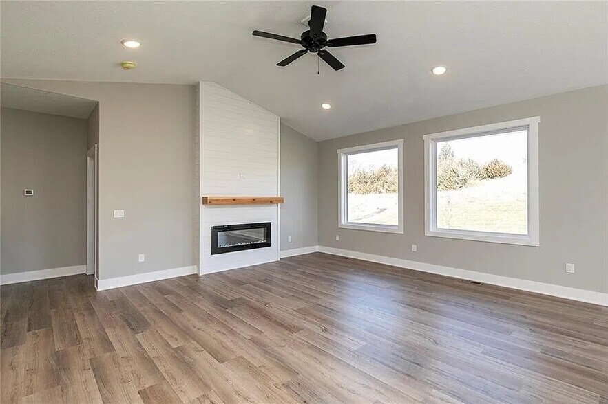 Building Photo - 529 Meadows Ct