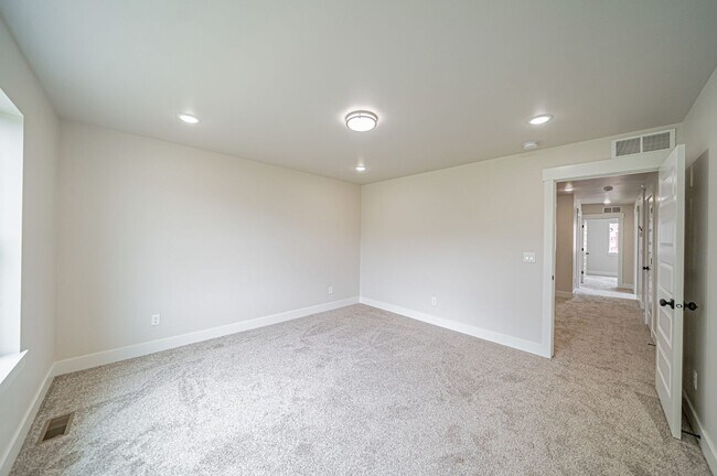 Building Photo - Beautiful 4-Bedroom Townhome for Rent off of Sunnyside in Idaho Falls