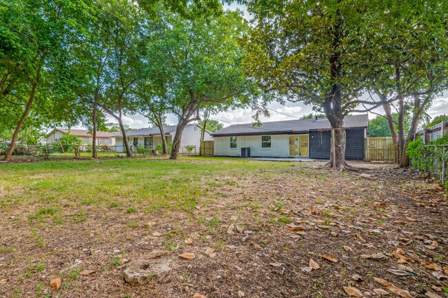 Building Photo - 7826 Woodshire Dr