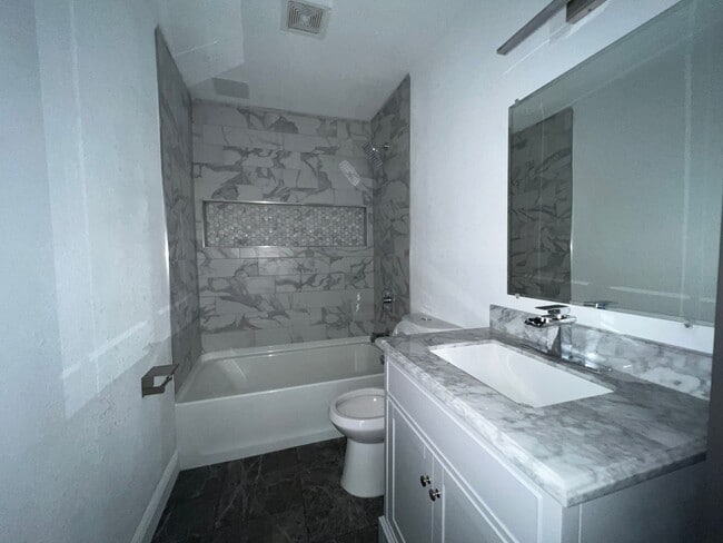 Building Photo - Fully Renovated 2 Bed, 1 Bath Duplex in th...