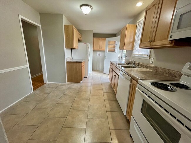 Building Photo - 3 Bedroom, 2 Bath Ranch located in Guilfor...