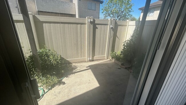 Building Photo - Spacious 3 Bedroom Condo for Rent in Colton