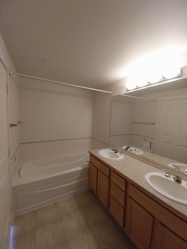 Building Photo - Beautiful 2 beds/1.75 baths condo in sough...