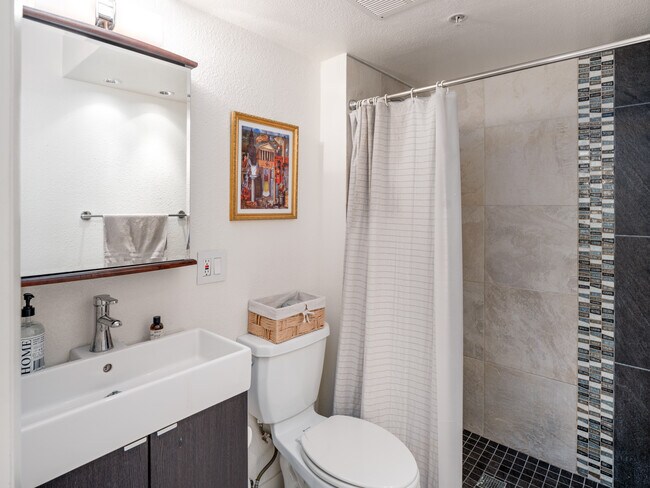 Building Photo - 1944 State St