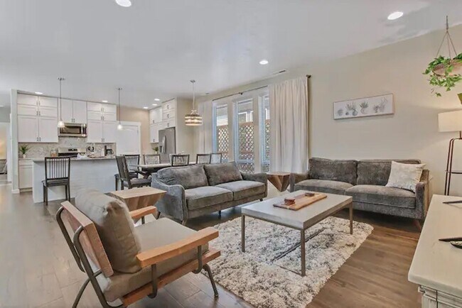 Building Photo - Beautiful 3 bedroom Single Level Home _ Pe...