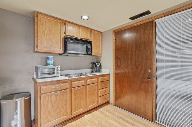 Building Photo - 2650 Valley View Dr