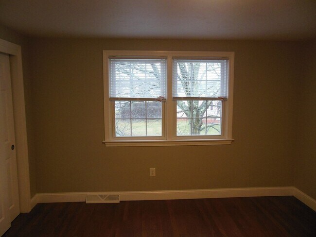 Building Photo - 84 Hooper Rd