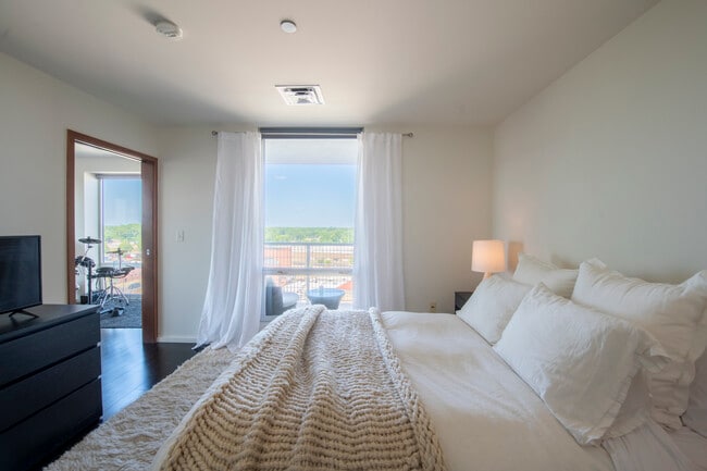 Building Photo - 301 N Neil St