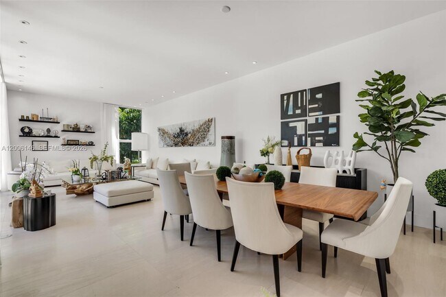 Building Photo - 230 W McIntyre St