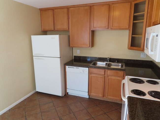 Building Photo - Two Bedroom townhome in the Oak Park / Lem...