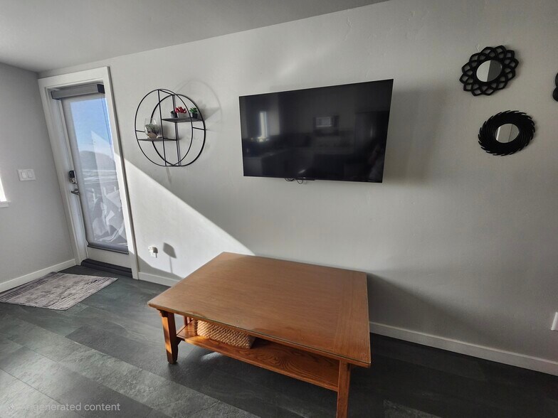 Building Photo - 2605 Nutmeg Ave