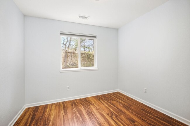 Building Photo - Beautiful 3 bed / 2 bath duplex in Uptown Neighborhood!