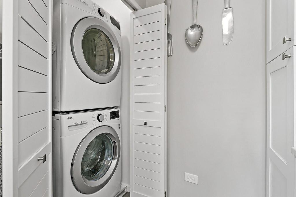 Building Photo - 931 W Glen Flora Ave