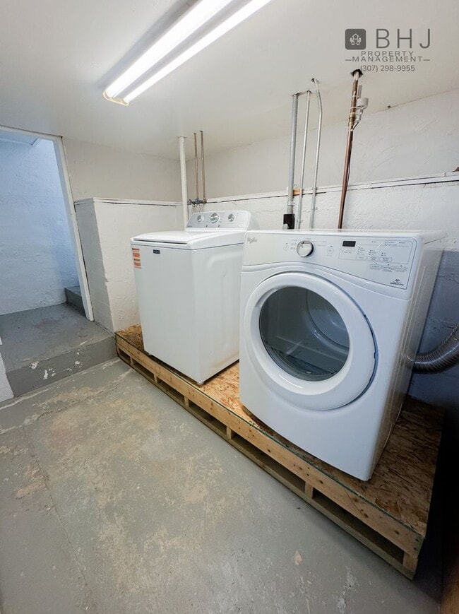 Building Photo - DOG FRIENDLY, 3 BED/ 1.5 BATH SINGLE FAMIL...