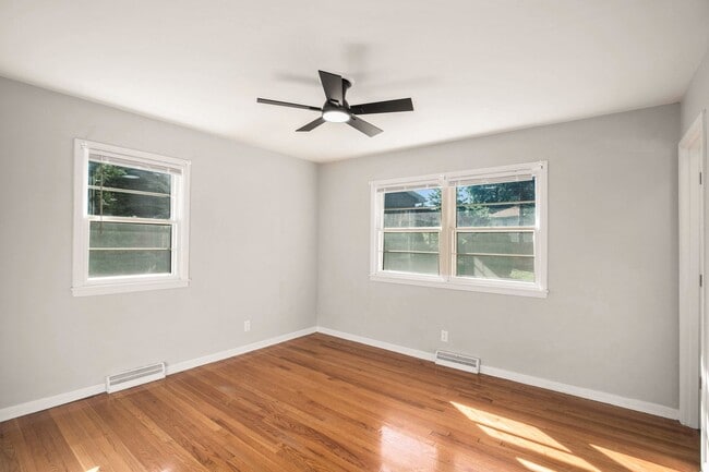 Building Photo - Move in special!! Beautiful 3BR/2BA w/ Garage & Fenced Yard