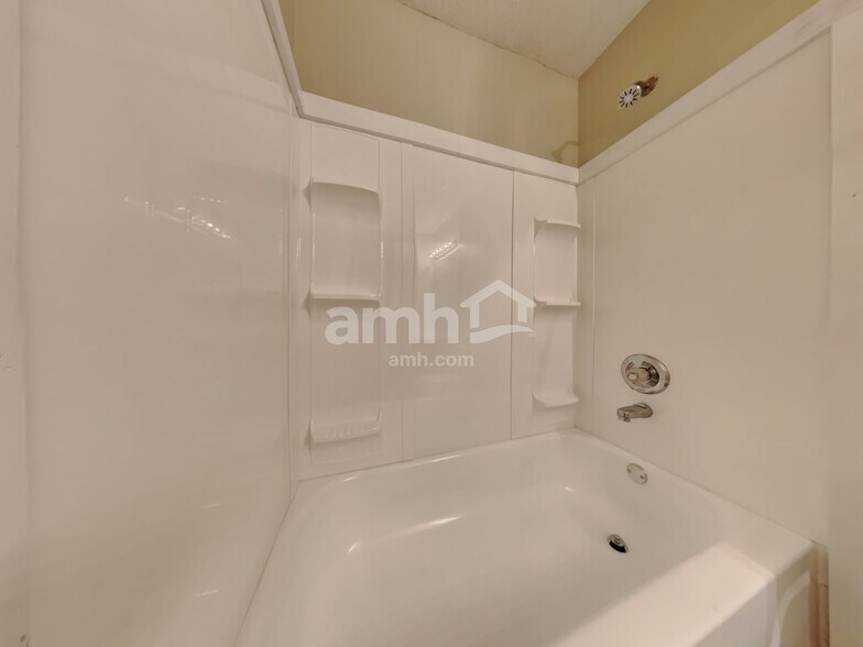 Building Photo - 2713 Country Glade Cv N