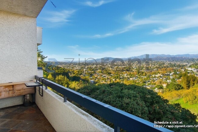 Building Photo - 4295 Vía Arbolada