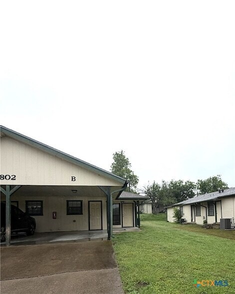 Building Photo - 802 Hackberry St