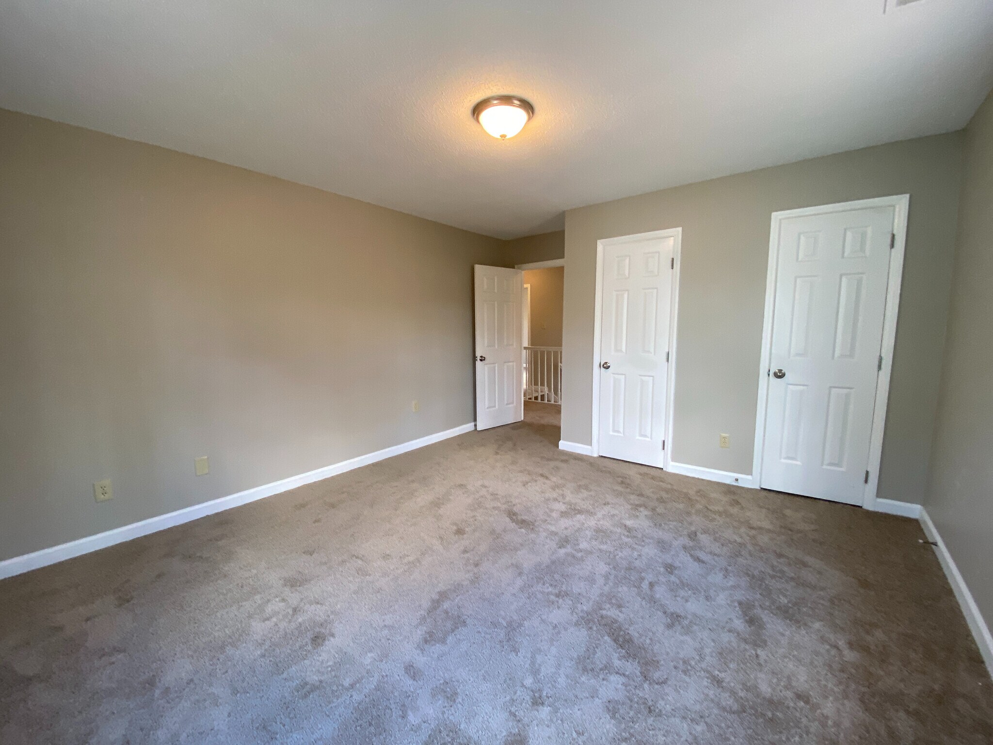 Building Photo - Room in House on Woods Ream Dr