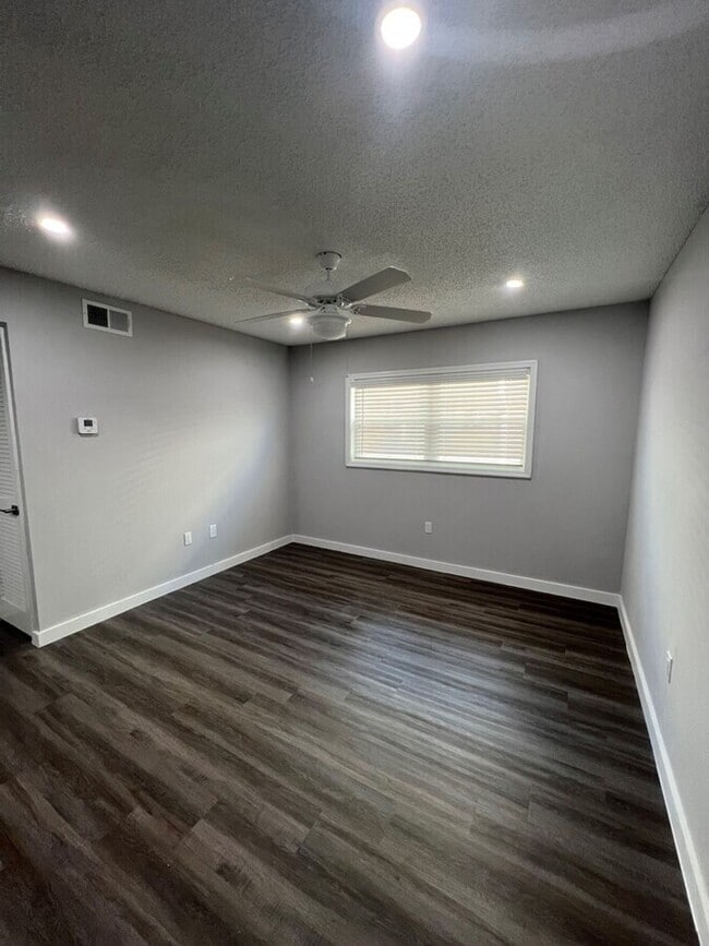 Building Photo - Greenbriar Villas