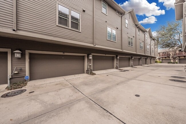 Building Photo - 6350 Oriole Dr