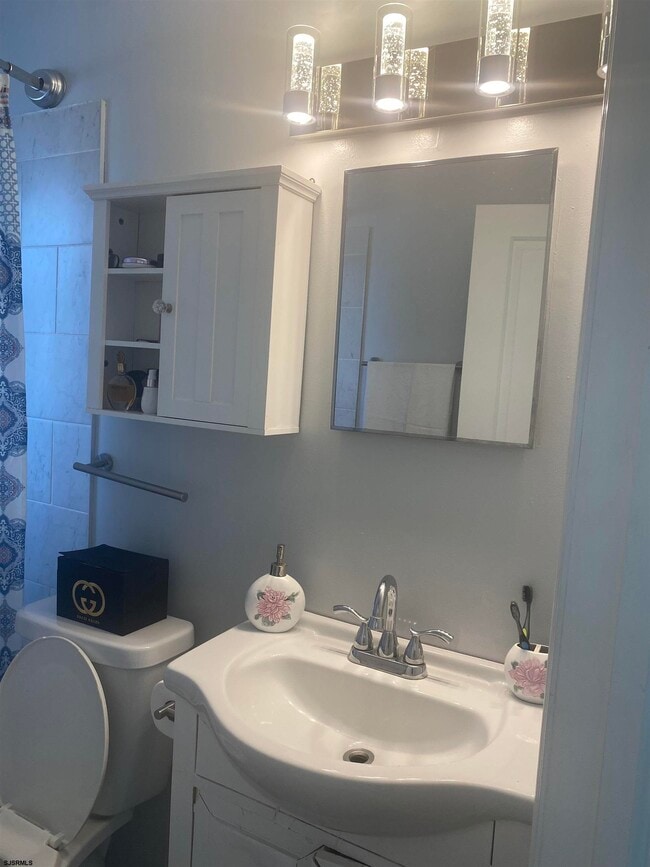 Building Photo - 560 N Harrisburg Ave